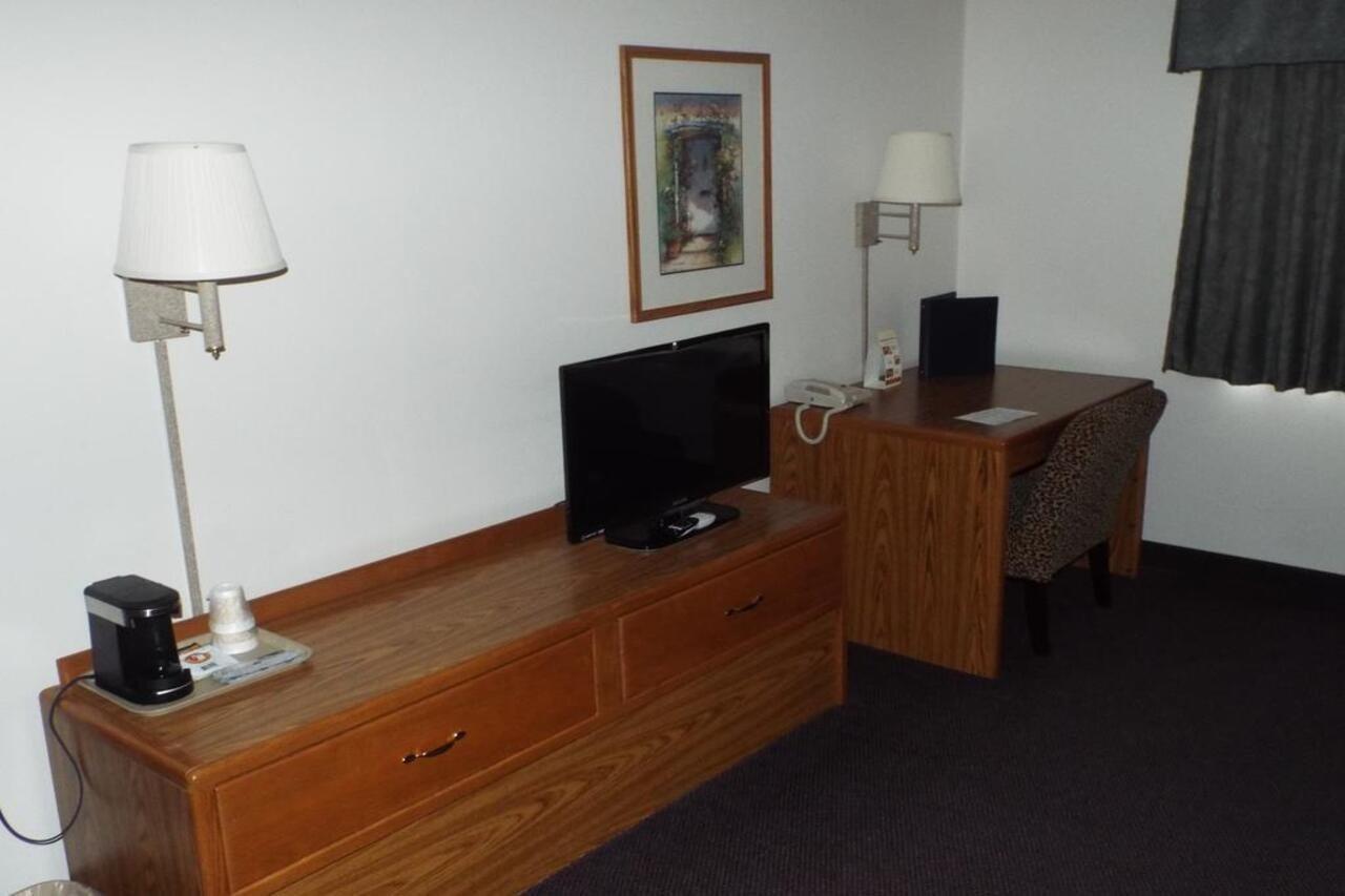 Fairbridge Inn & Suites Thorp Экстерьер фото