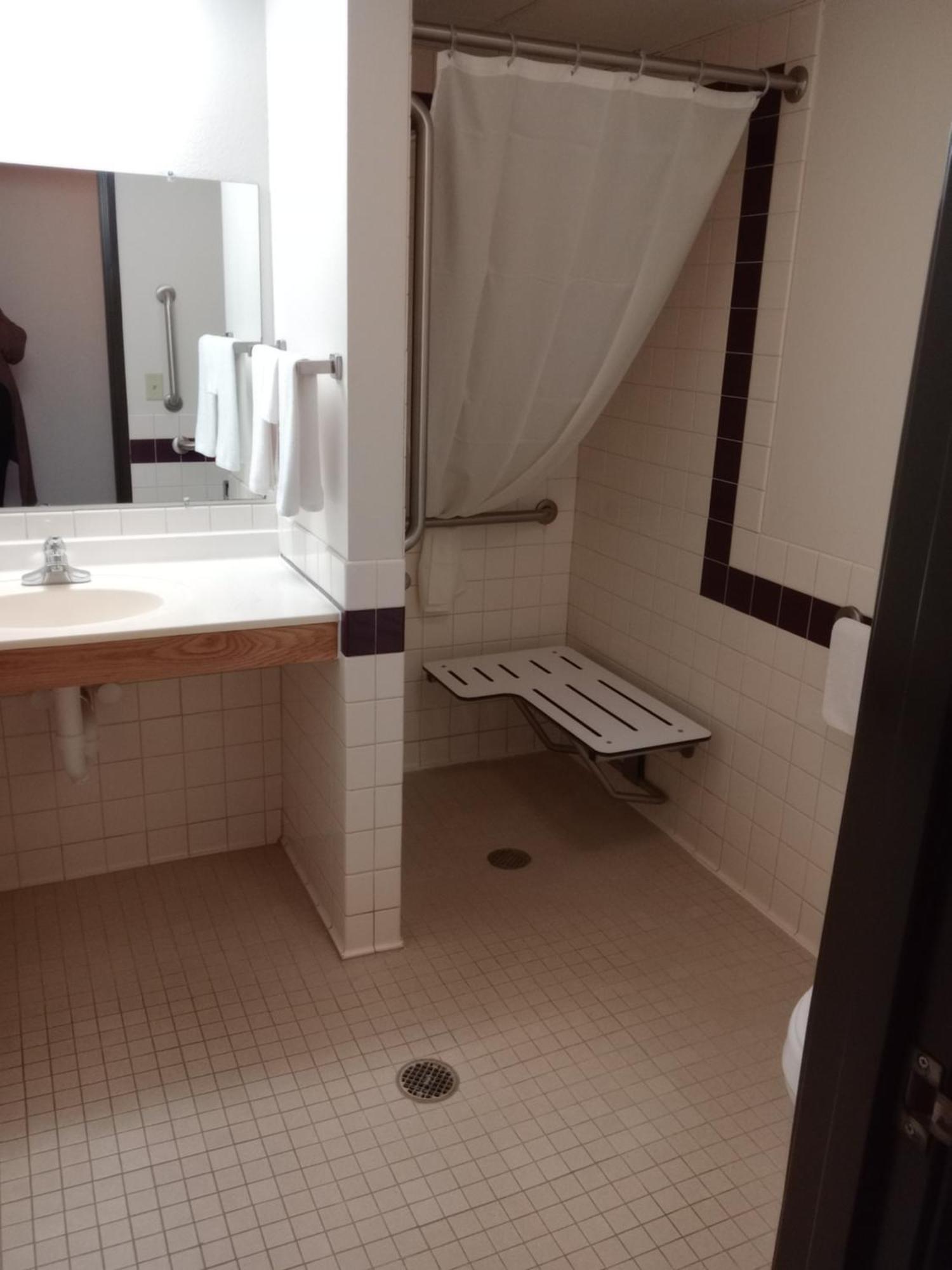 Fairbridge Inn & Suites Thorp Экстерьер фото