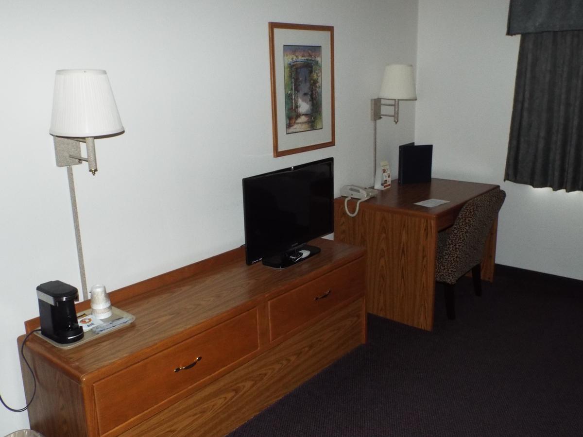 Fairbridge Inn & Suites Thorp Экстерьер фото